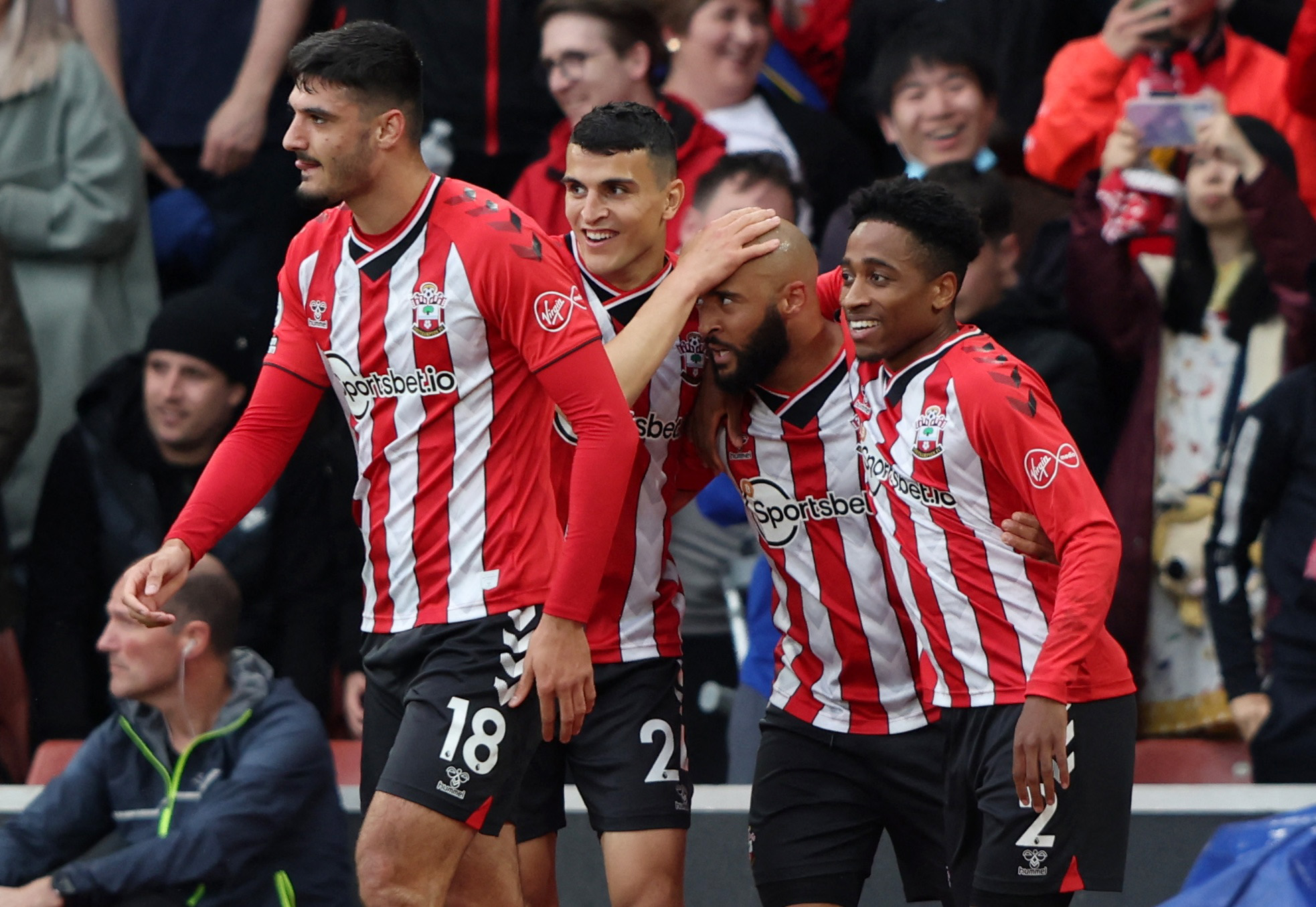 米兰客战拉齐奥：莱奥领衔，亚沙里、里奇、拉比奥出战（米兰做客拉齐奥：莱奥挂帅，亚沙里、里奇、拉比奥悉数登场）