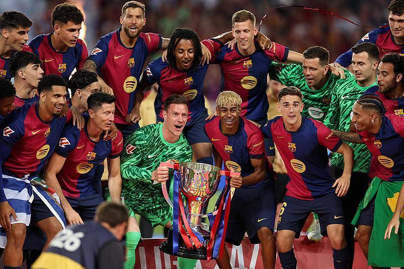 布斯克茨与阿尔巴现身迈阿密网球表演赛，为同胞阿卡助阵（布斯克茨、阿尔巴亮相迈阿密网球表演赛，为同胞阿卡助威）