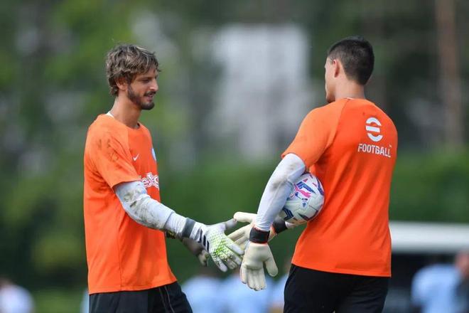 甘锐：主教练反复强调亚冠一定要拼，韦世豪也冒着风险上场了（甘锐：主帅一再强调亚冠必须拼，韦世豪也冒险出场）