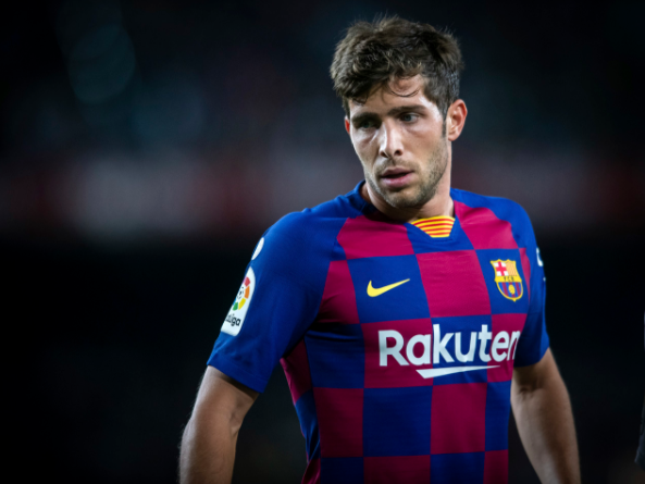 球员受伤倒地，全队围上去（球员倒地受伤，全队纷纷围拢）